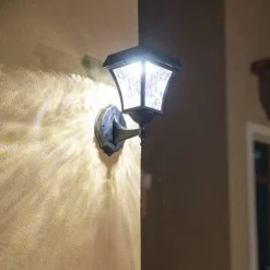 Classic Solar Wall Light